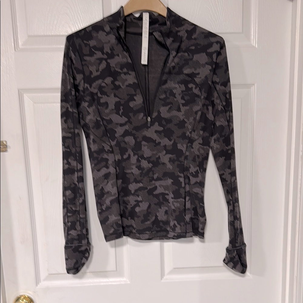 NWOT Lululemon Athletica Black/Gray Fitted Long Sleeve top.